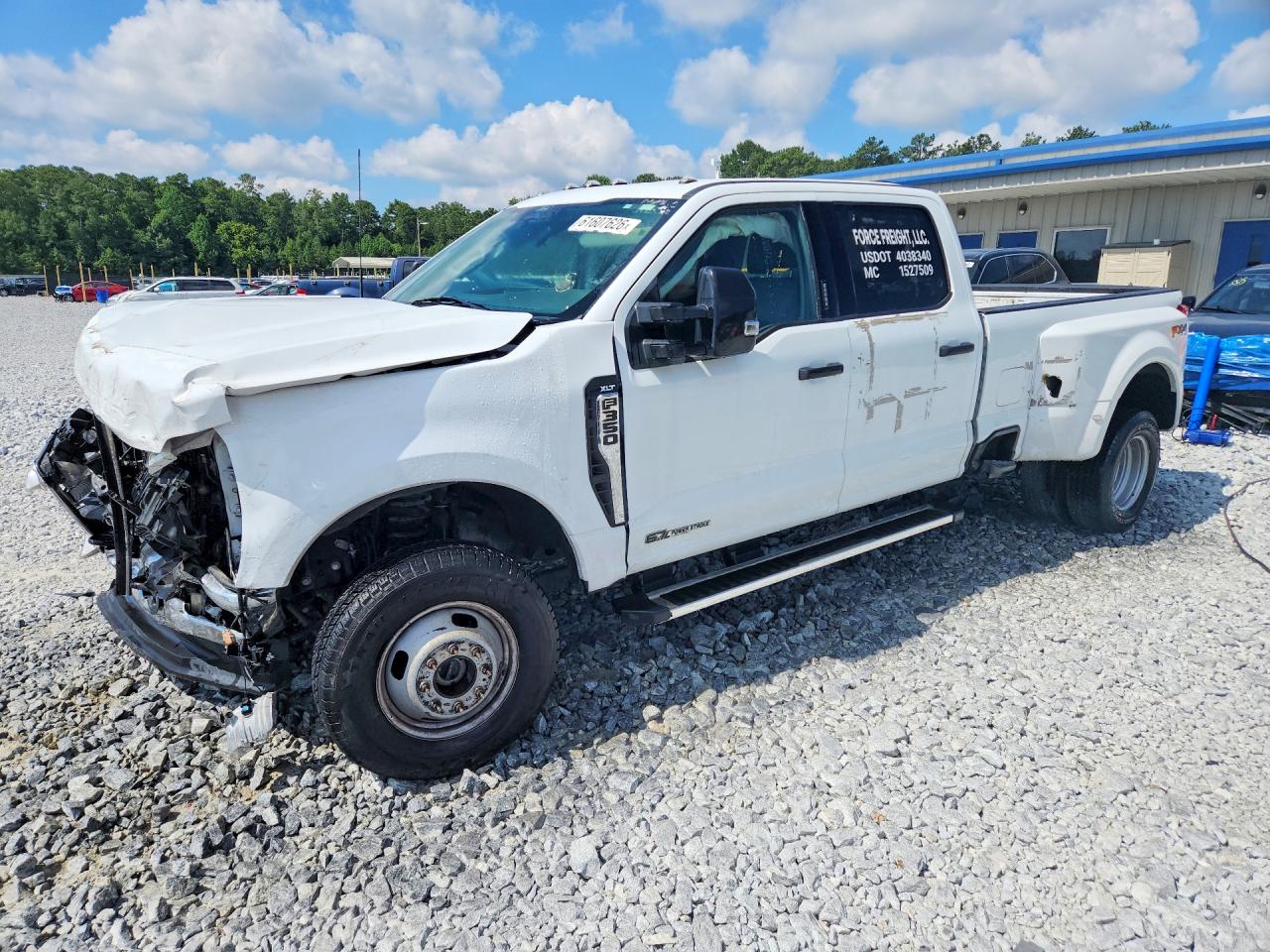 2024 Ford F-350 XL, VIN 1FT8W3DTXRED20207 — Перед