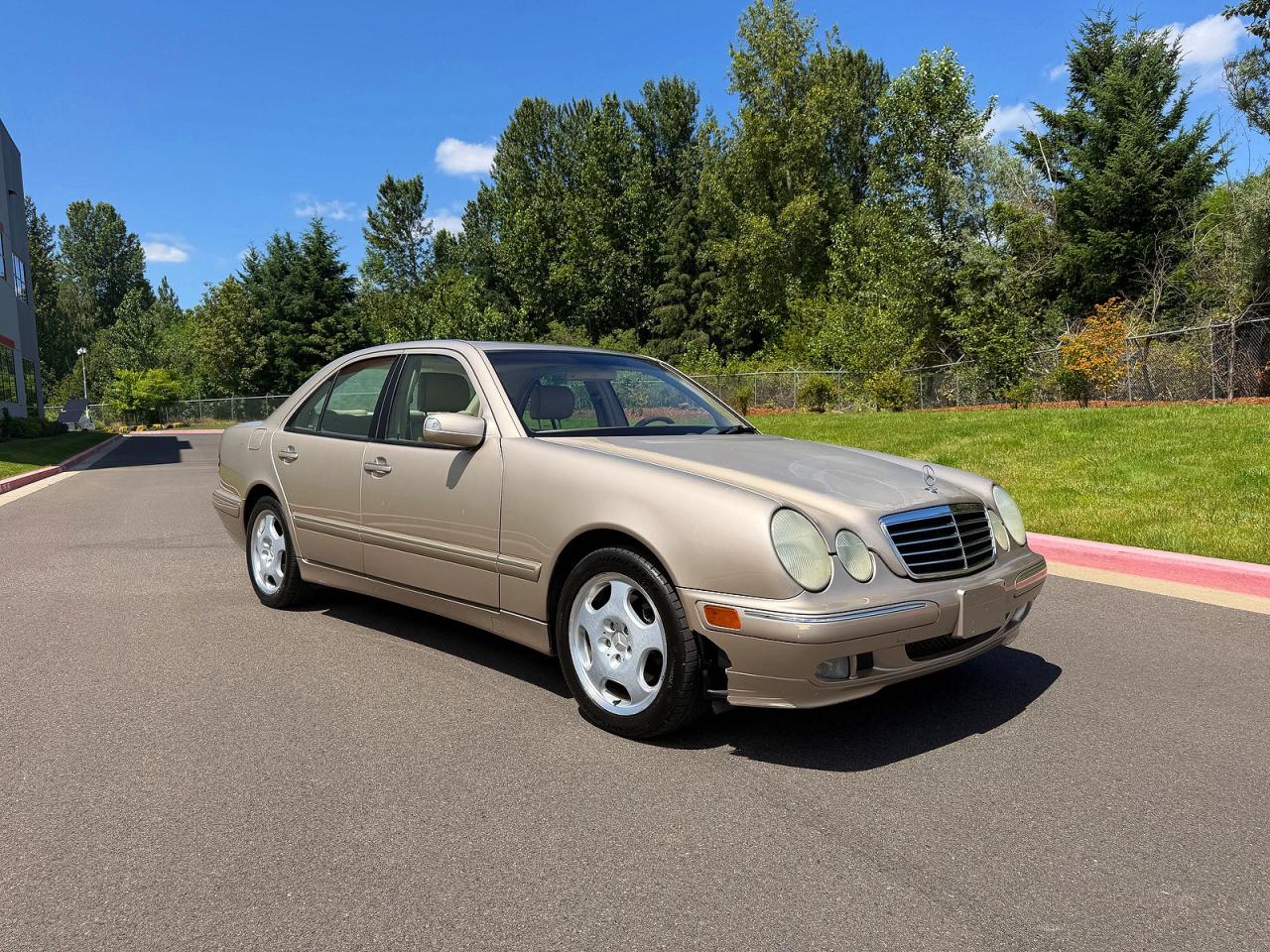 2000 Mercedes-Benz E 320, VIN WDBJF70J7YB018627 — Minor dents and scratches