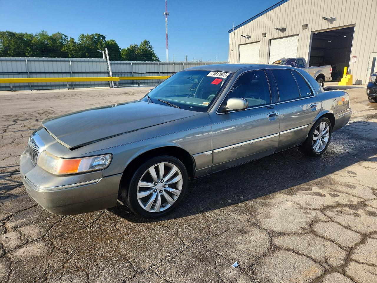 2000 Mercury Grand Marquis LS, VIN 2MEFM75W5YX660583 — Front end