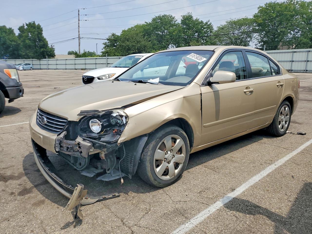 2008 Kia Optima LX, VIN KNAGE123985203350 — Перед