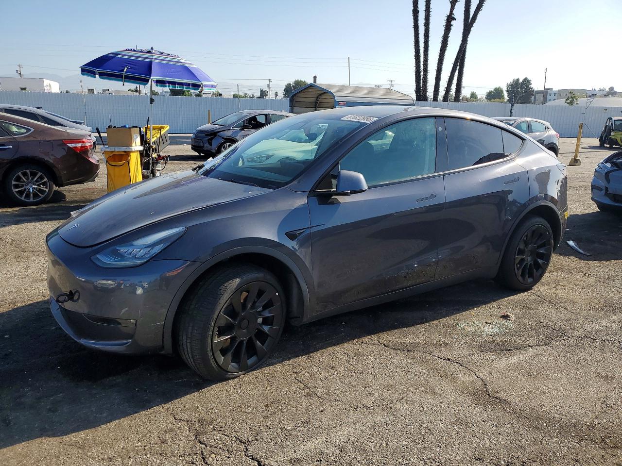 2021 Tesla Model Y Long Range, VIN 5YJYGDEE1MF183121 — Front end