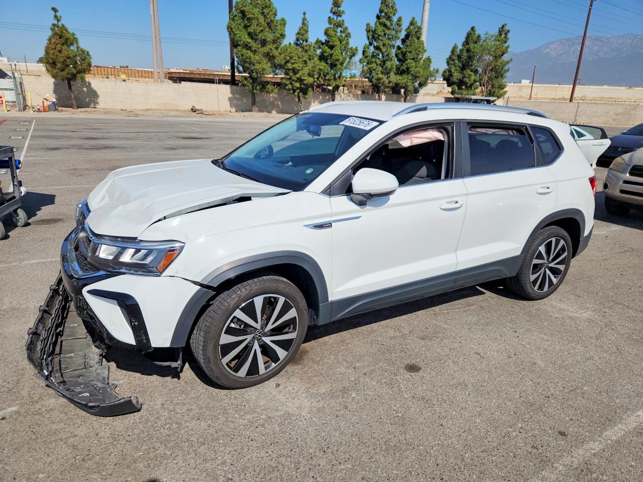 2022 Volkswagen Taos SE, VIN 3VVRX7B27NM021217 — Front end