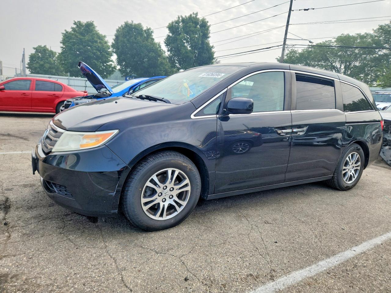 2011 Honda Odyssey EX-L, VIN 5FNRL5H60BB080876 — Minor dents and scratches