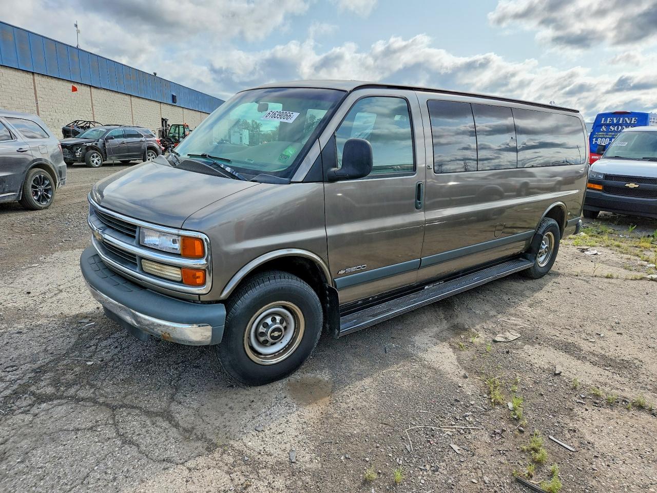 1999 Chevrolet Express, VIN 1GAHG39R1X1002239 — Бок
