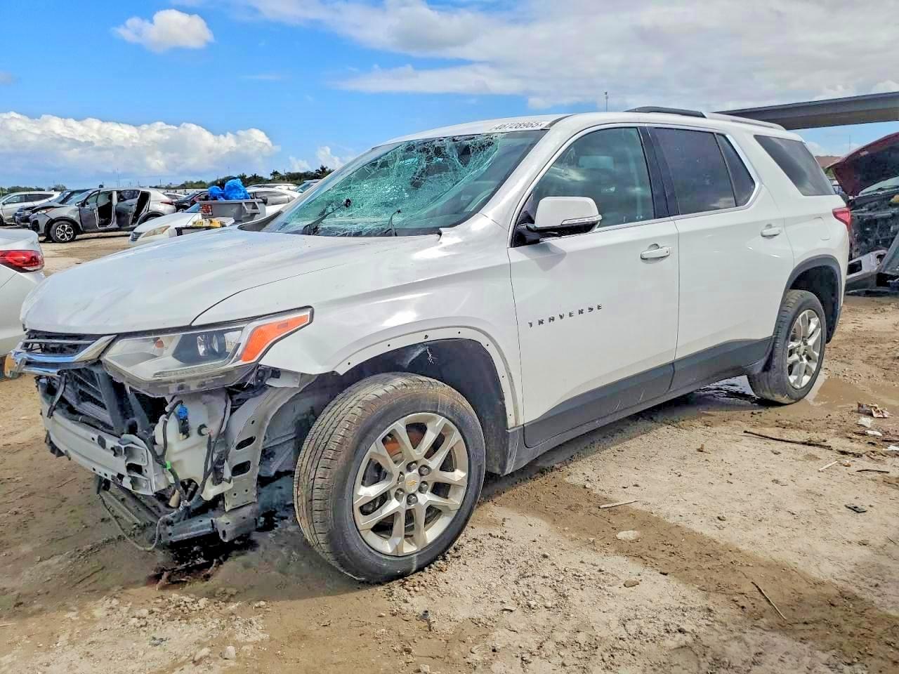 2018 Chevrolet Traverse LT Cloth, VIN 1GNERGKW1JJ229652 — Front end