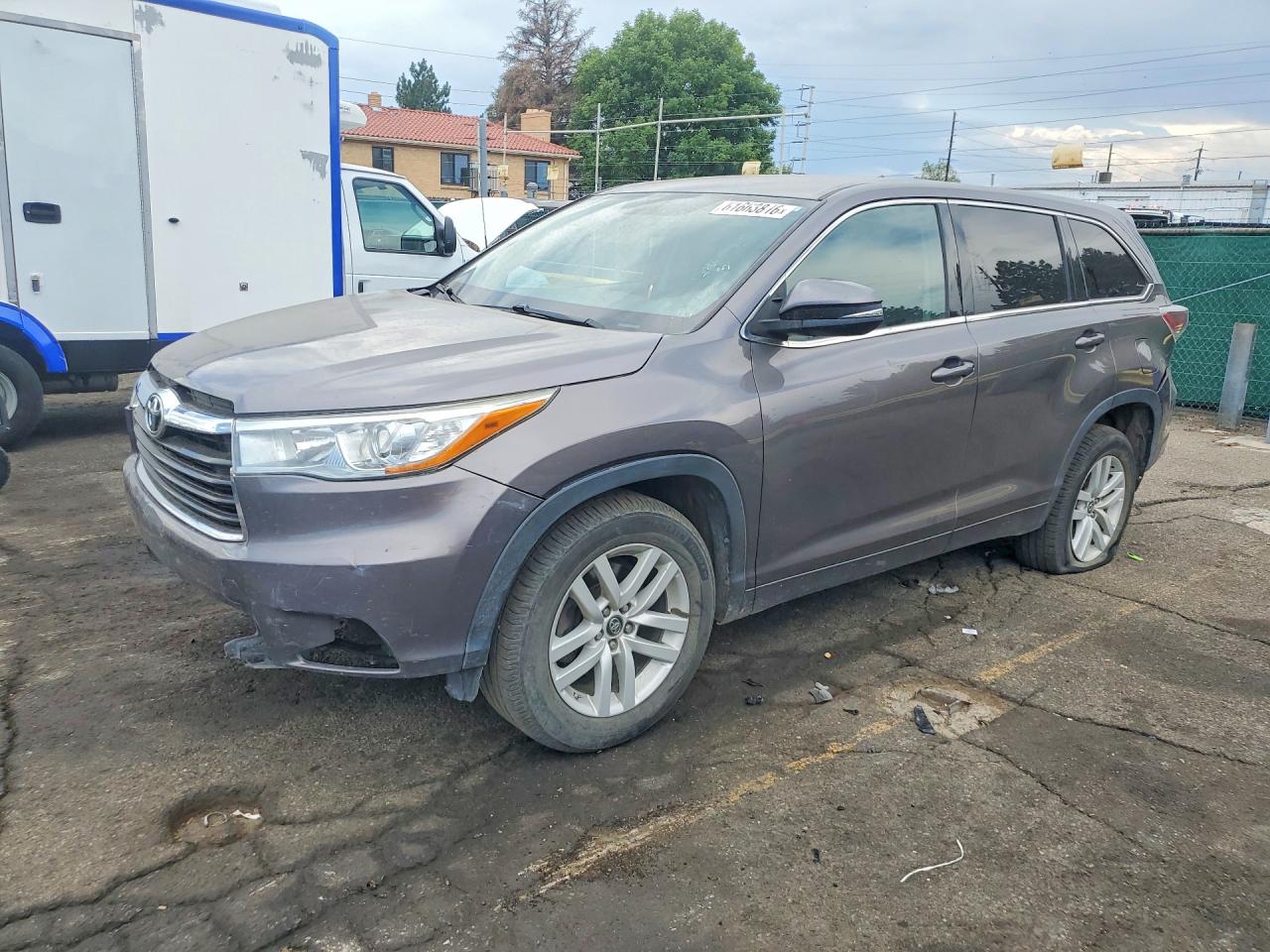 2016 Toyota Highlander LE, VIN 5TDZARFH3GS021163 — Перед