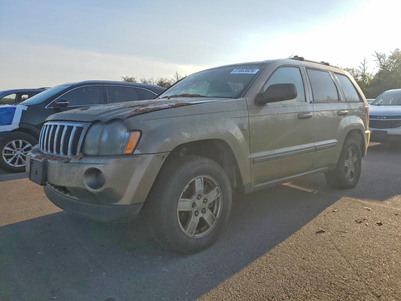 2005 Jeep Grand Cherokee Laredo, VIN 1J4HR48N75C702767 — Minor dents and scratches