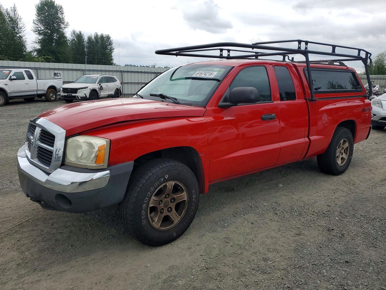 2005 Dodge Dakota SLT, VIN 1D7HW42NX5S182003 — Front end