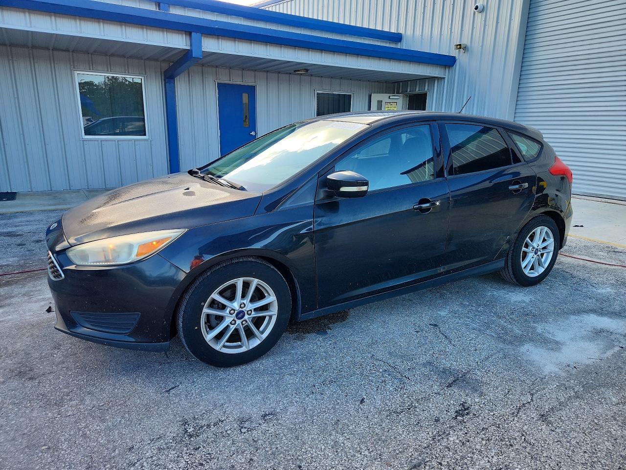 2015 Ford Focus SE, VIN 1FADP3K23FL223806 — Side