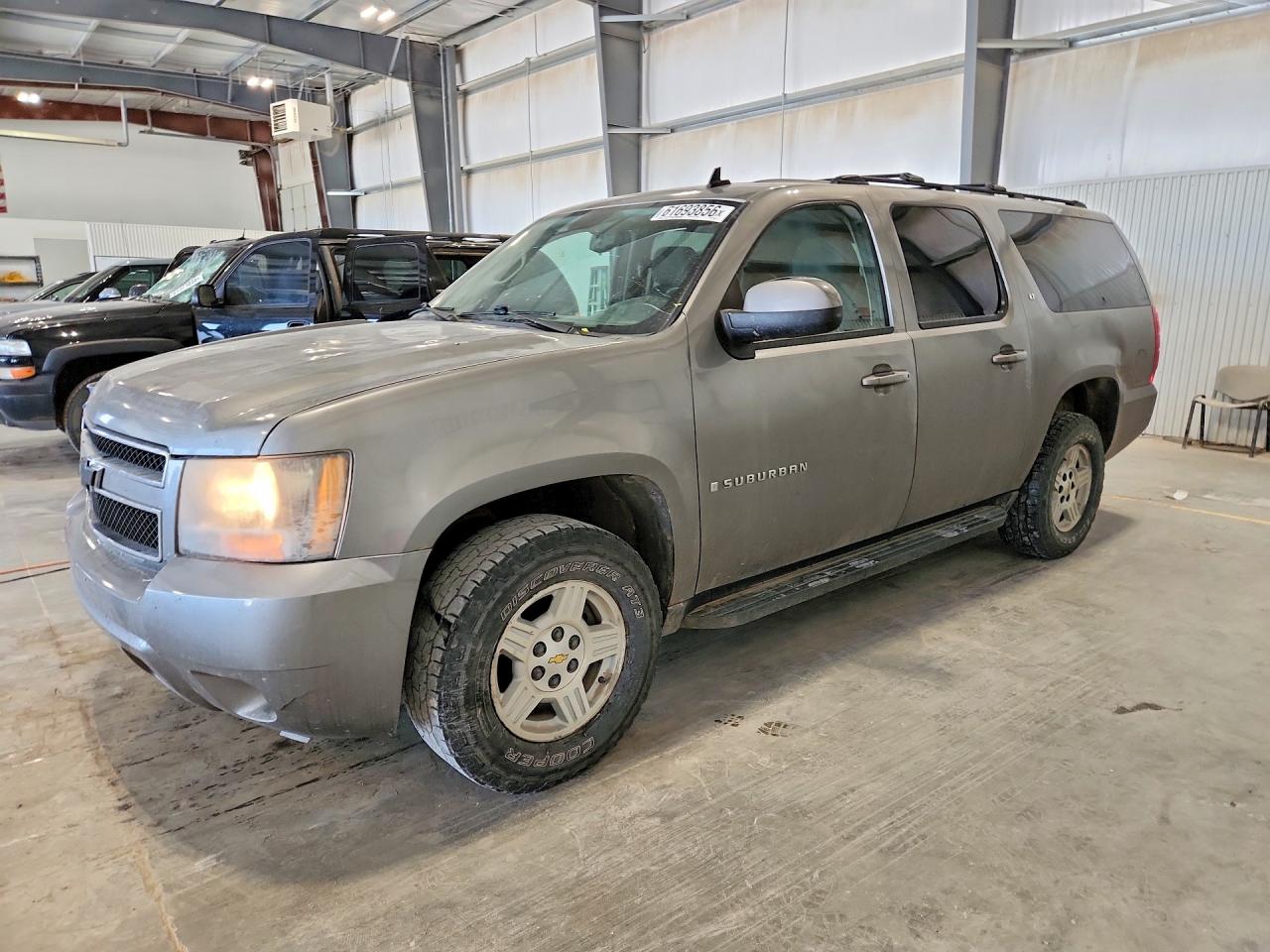 2009 Chevrolet Suburban 2LT, VIN 1GNFK26399R273858 — Град
