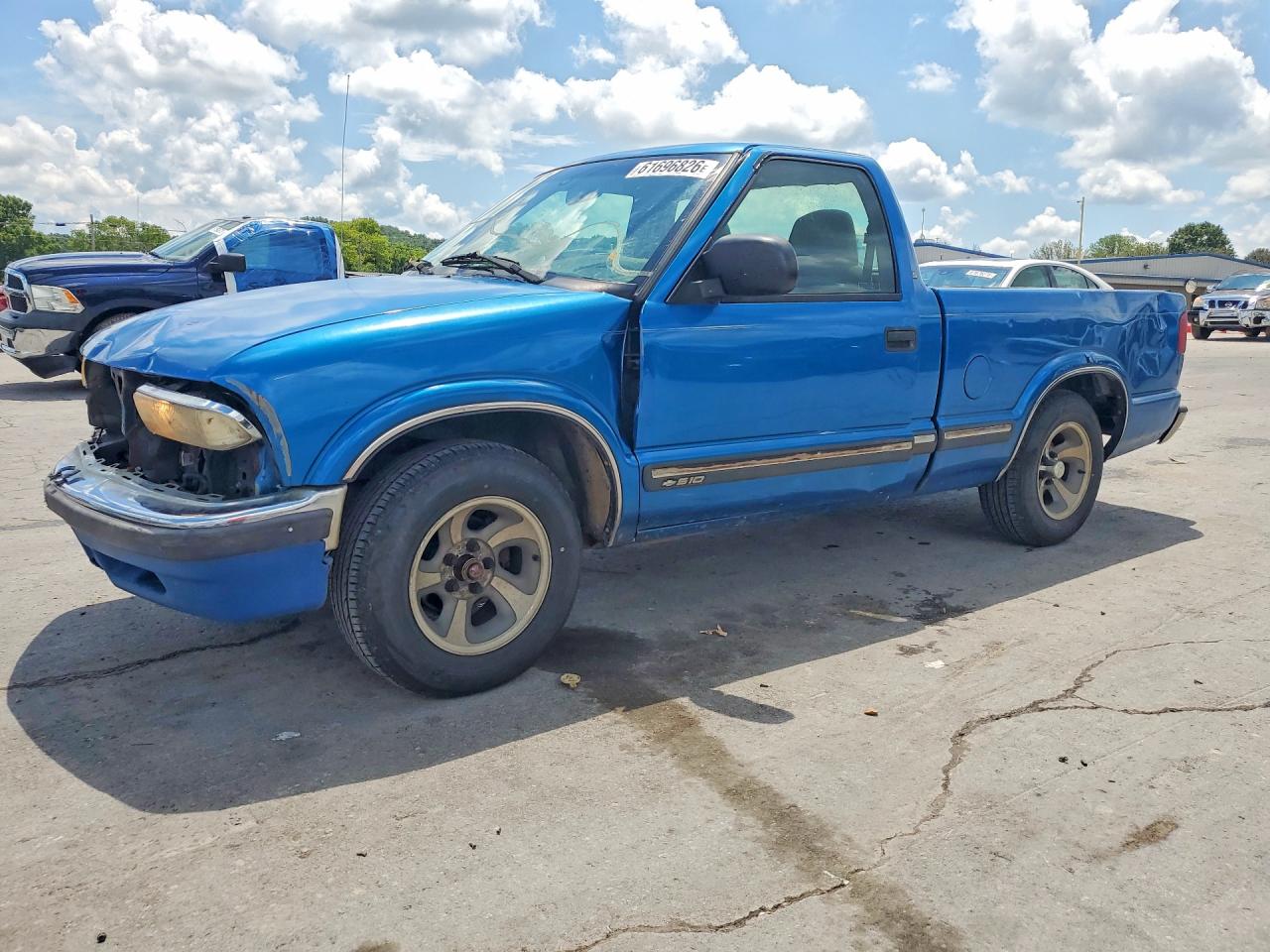 2000 Chevrolet S-10 LS, VIN 1GCCS1440YK145839 — Front end