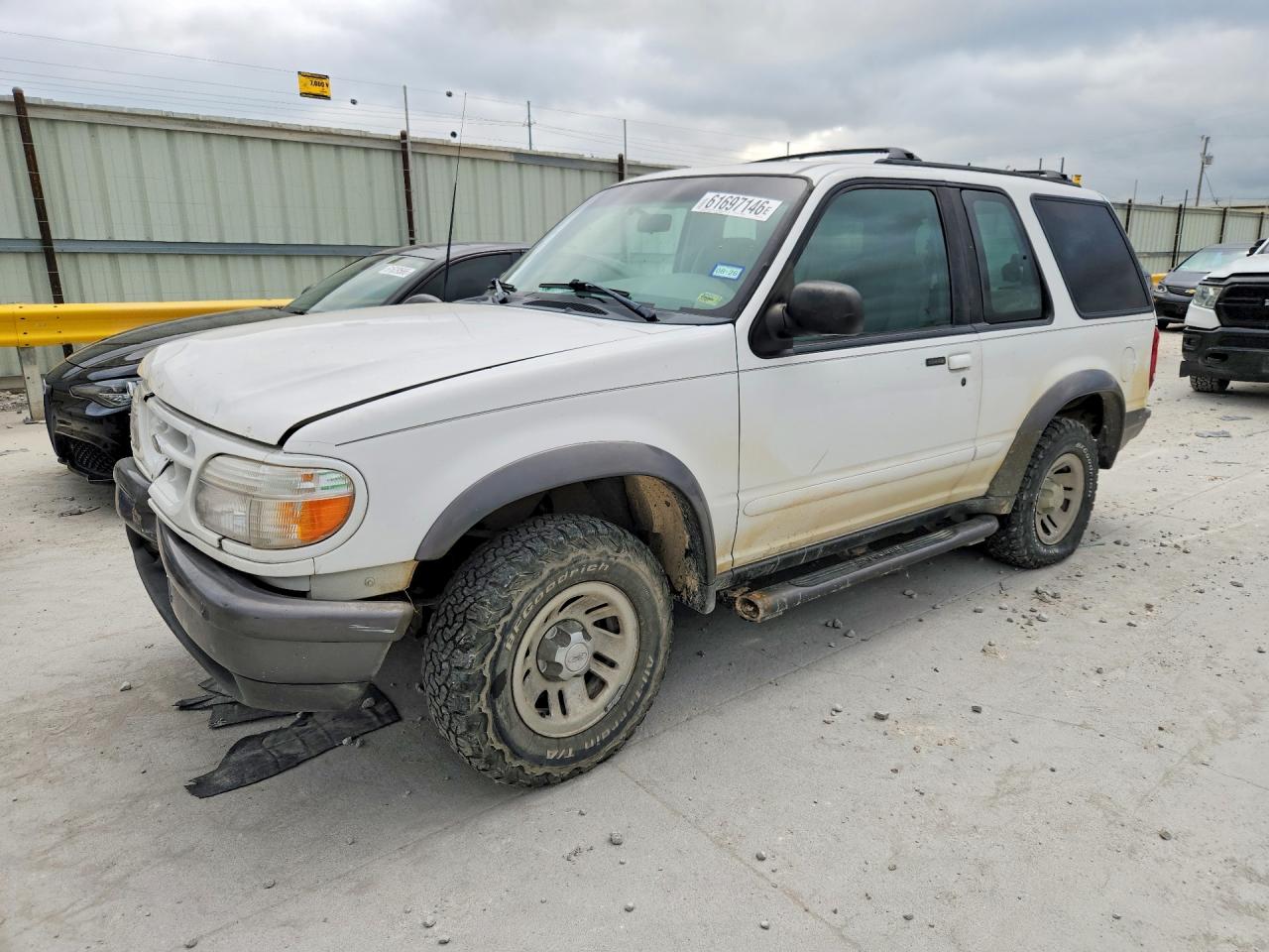 1998 Ford Explorer Sport, VIN 1FMYU22E9WUC47199 — Front end