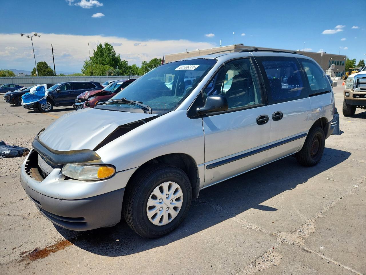 2000 Chrysler Voyager, VIN 2C4GJ2534YR647657 — Перед
