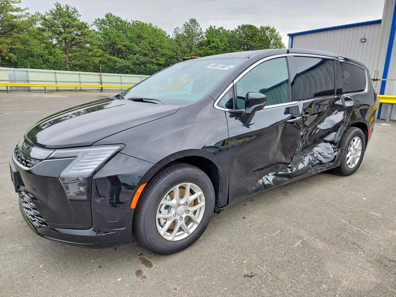 2027 Chrysler Pacifica Select, VIN 2C4RC1BG9VR572745 — Side