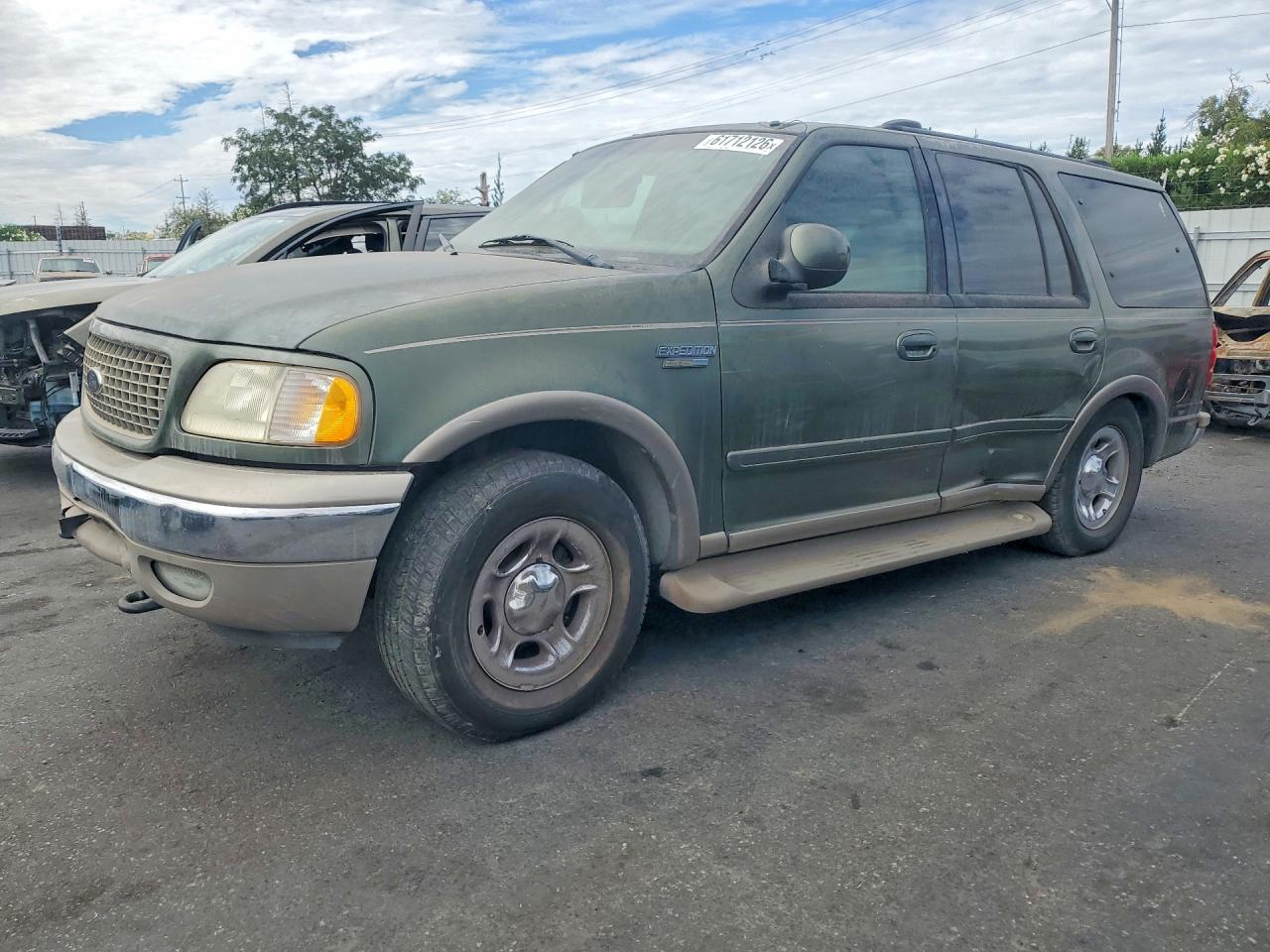 2001 Ford Expedition Eddie Bauer, VIN 1FMFU18L61LA87823 — Вандализм