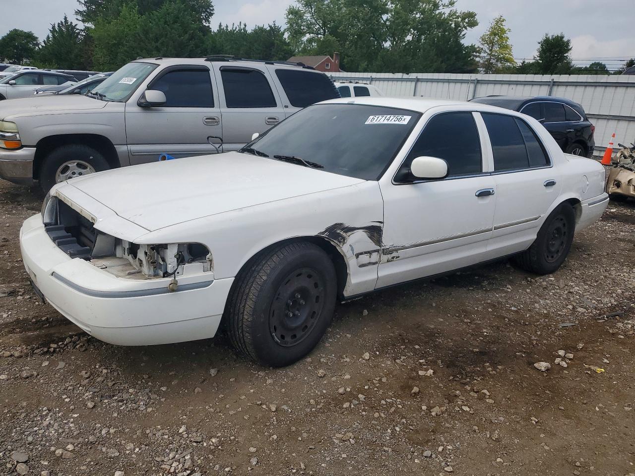2005 Mercury Grand Marquis GS, VIN 2MEFM74W55X630030 — Front end