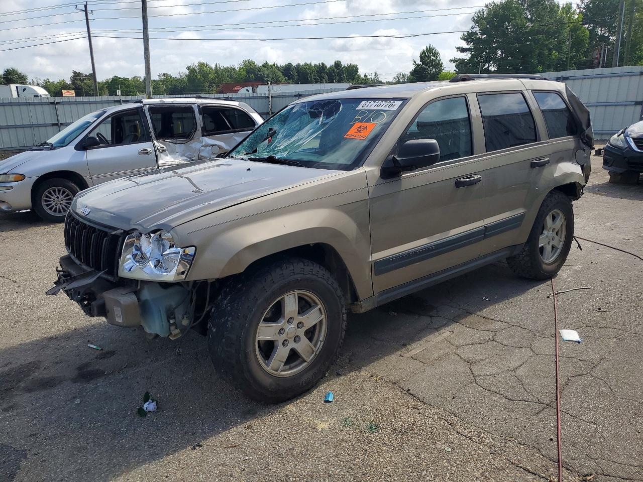2005 Jeep Grand Cherokee Laredo, VIN 1J4GR48K95C598929 — Front end