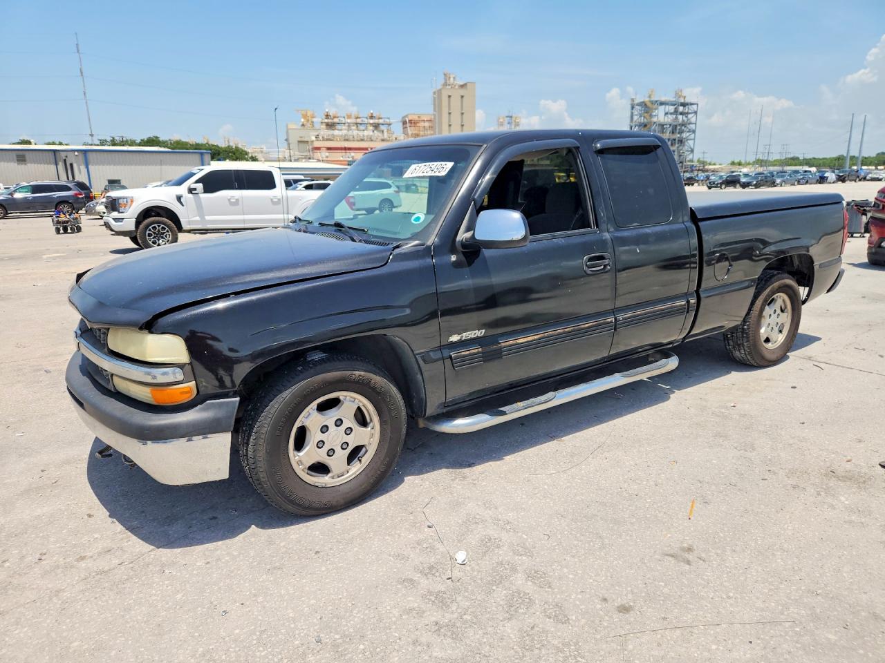2002 Chevrolet Silverado 1500 LS, VIN 2GCEC19T221397721 — Side