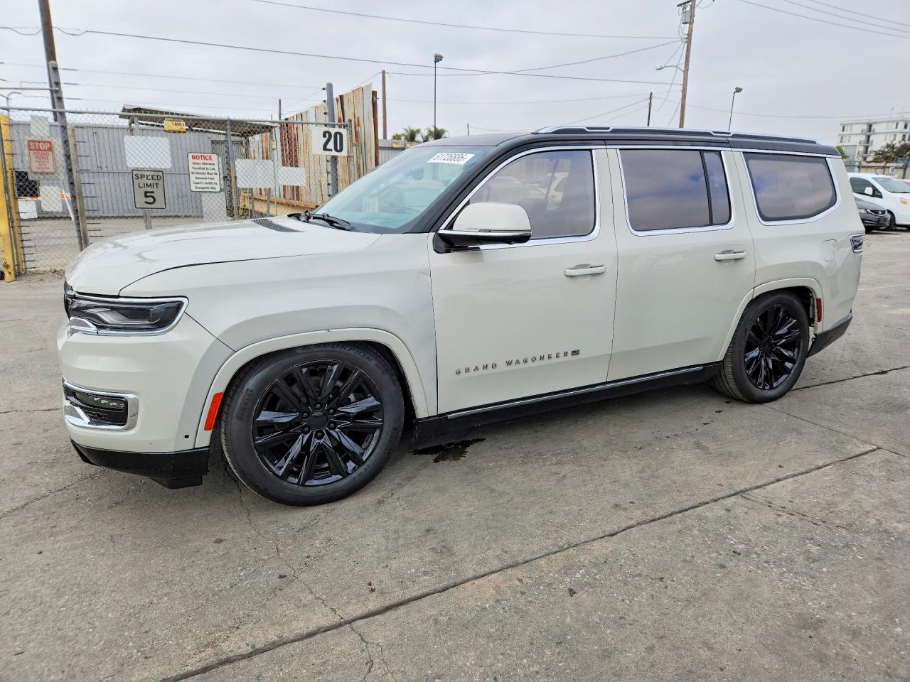 2022 Jeep Grand Wagoneer Series III, VIN 1C4SJVGJ4NS169127 — Перед