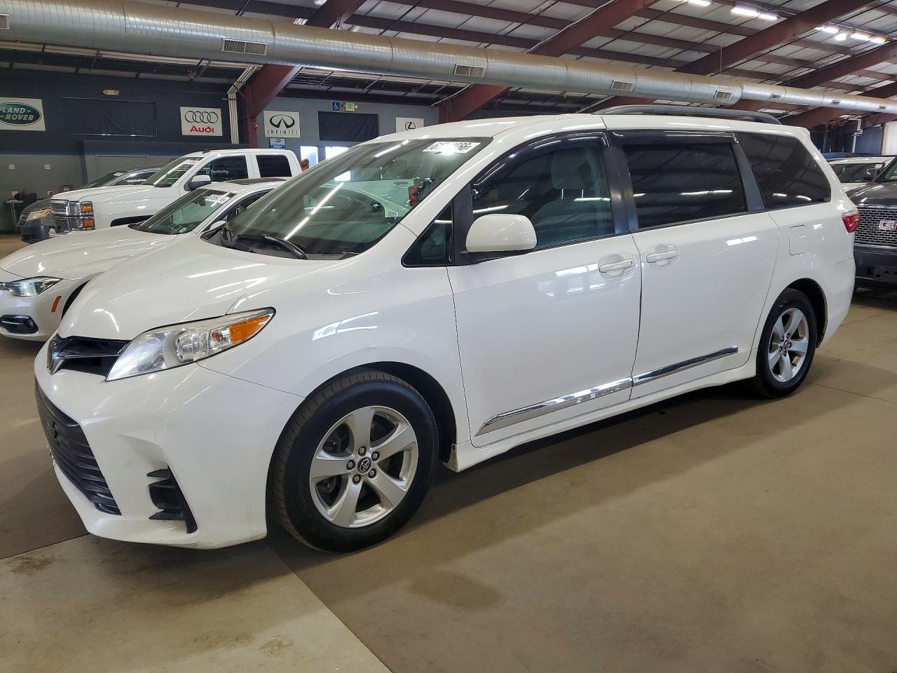 2018 Toyota Sienna LE, VIN 5TDKZ3DC1JS944814 — Minor dents and scratches