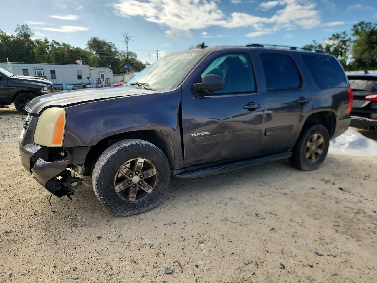 2011 GMC Yukon SLE, VIN 1GKS2AE03BR130519 — Бок
