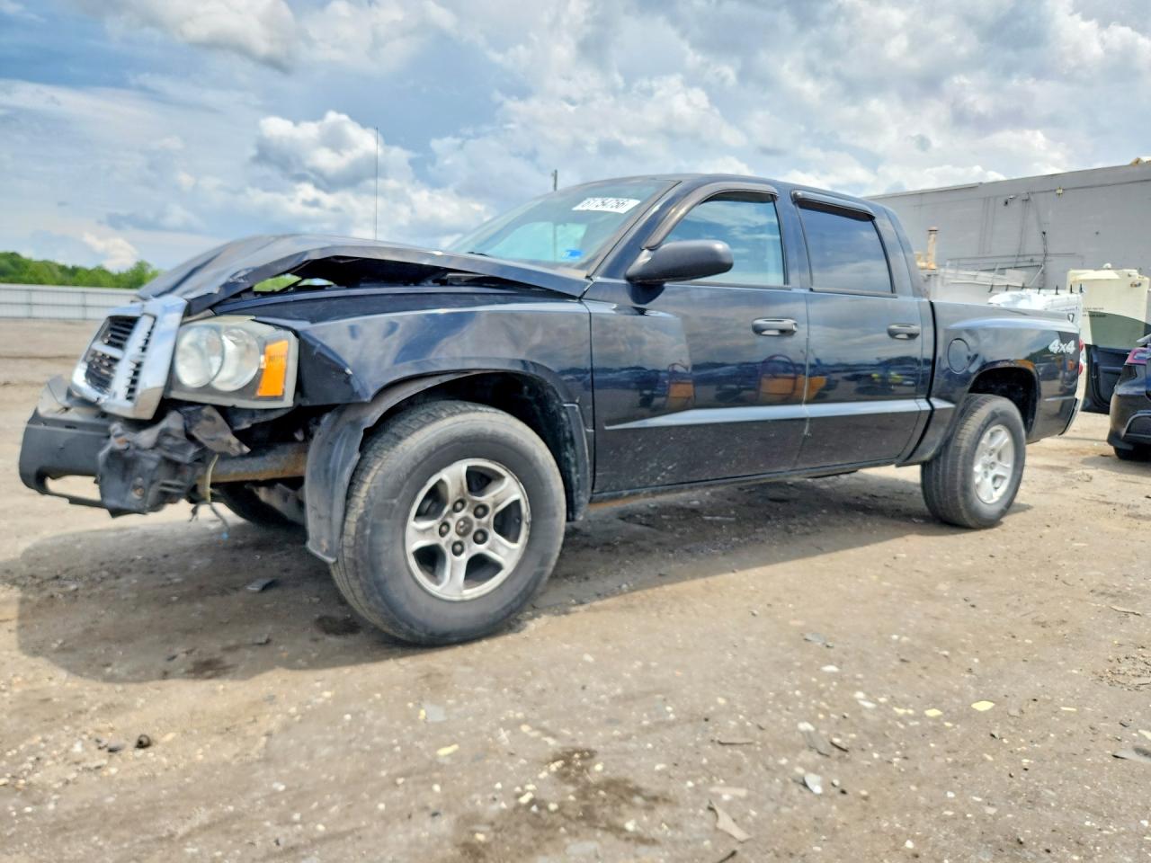 2005 Dodge Dakota SLT, VIN 1D7HW48K25S338466 — Front end