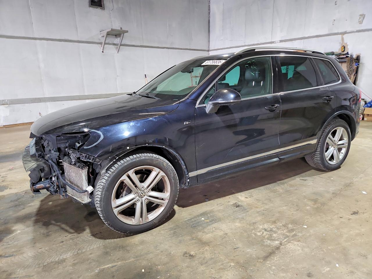 2014 Volkswagen Touareg Sport, VIN WVGDP9BP2ED005031 — Front end