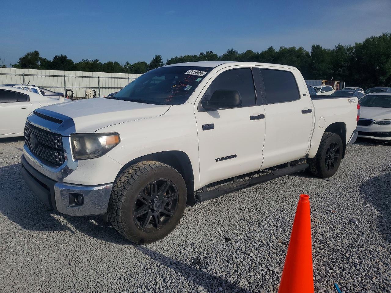 2018 Toyota Tundra SR5, VIN 5TFEY5F17JX232566 — Мелкие вмятины и царапины