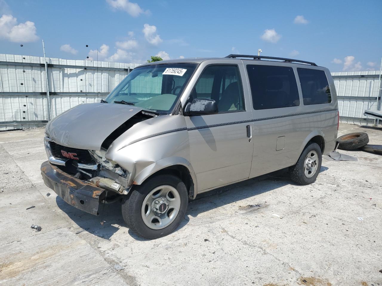 2003 GMC Safari, VIN 1GKDM19X13B501441 — Front end