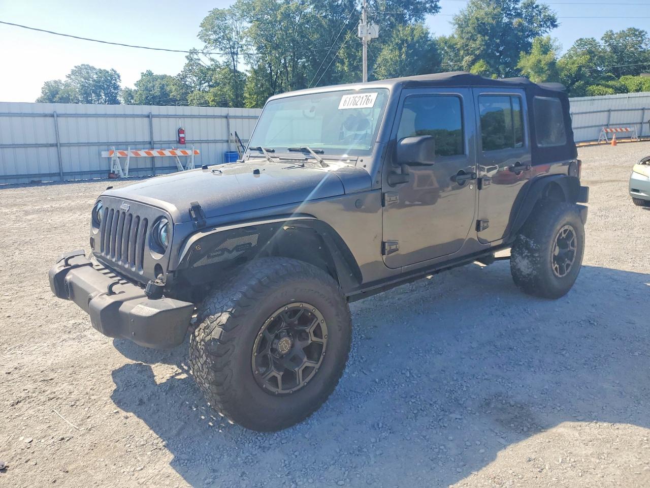 2016 Jeep Wrangler Unlimited Sport, VIN 1C4BJWDG3GL256044 — Мелкие вмятины и царапины