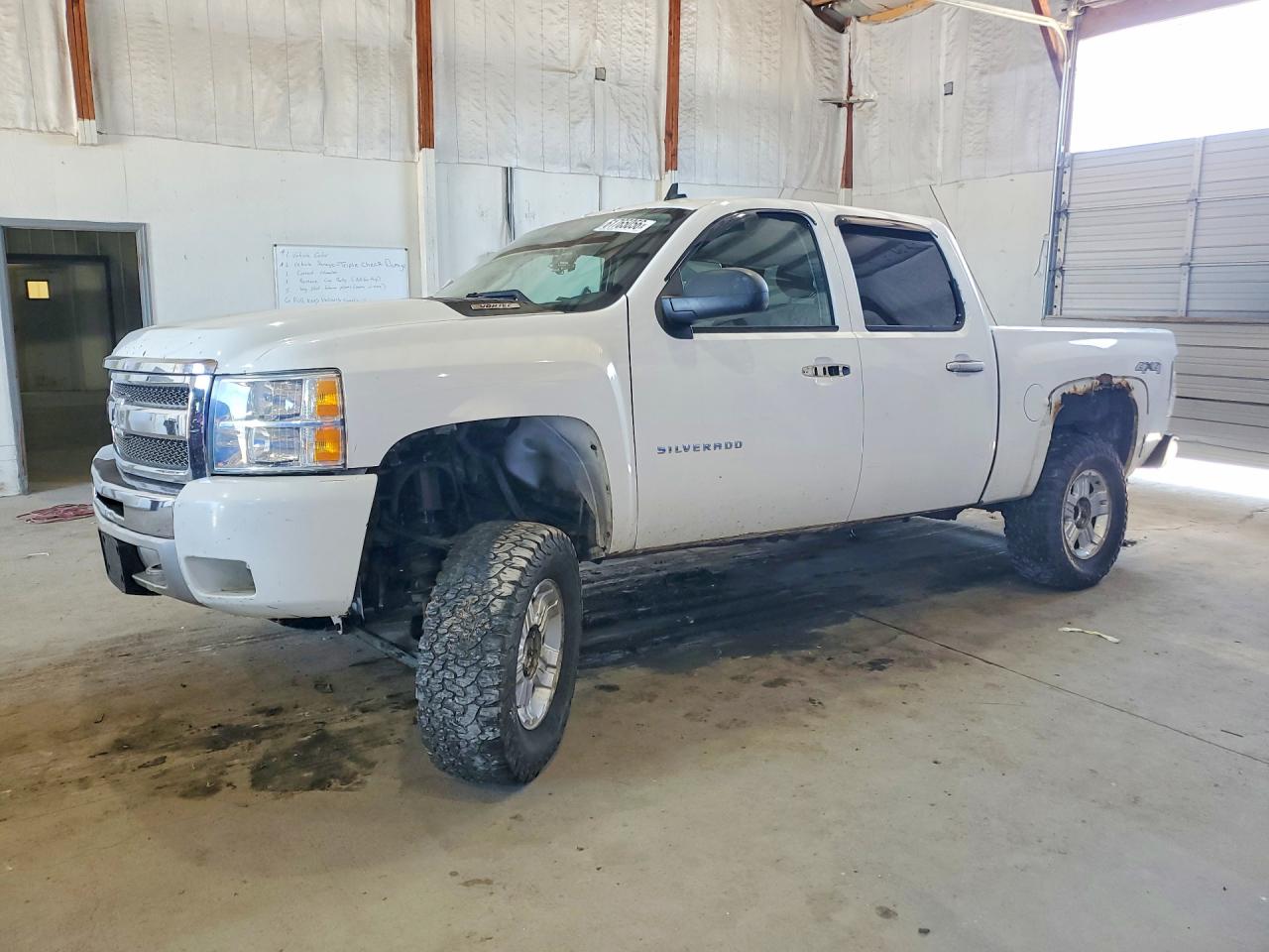 2013 Chevrolet Silverado 1500 LT, VIN 3GCPKSE79DG111383 — Front end