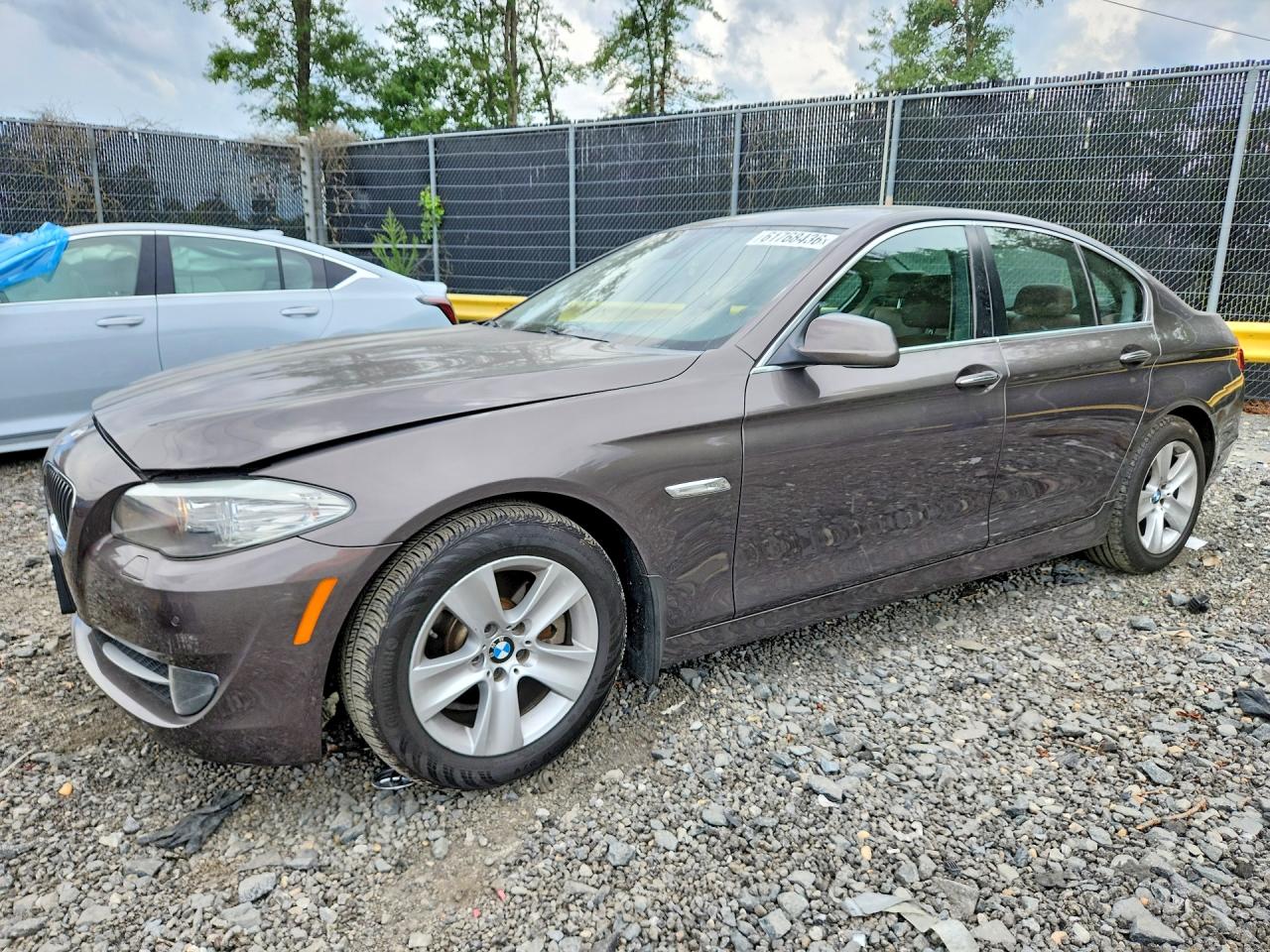 2011 BMW 5 Series 528i, VIN WBAFR1C50BC749120 — Minor dents and scratches