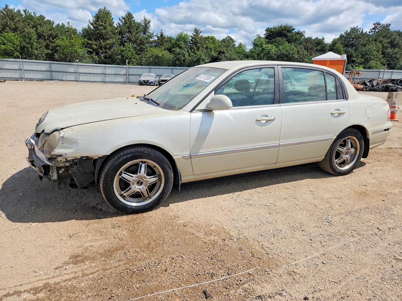 2004 Kia Amanti, VIN KNALD124345031210 — Front end