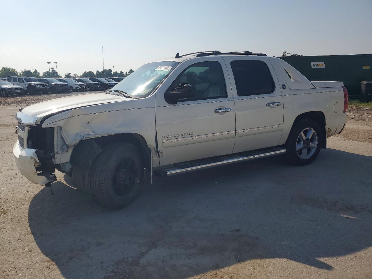 2013 Chevrolet Avalanche LTZ, VIN 3GNTKGE7XDG350914 — Front end