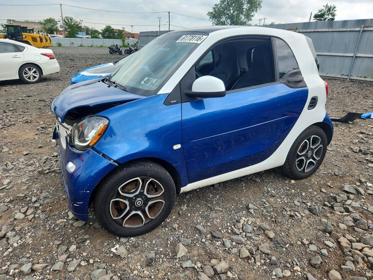 2016 Smart fortwo Passion, VIN WMEFJ5DA4GK059818 — Front end