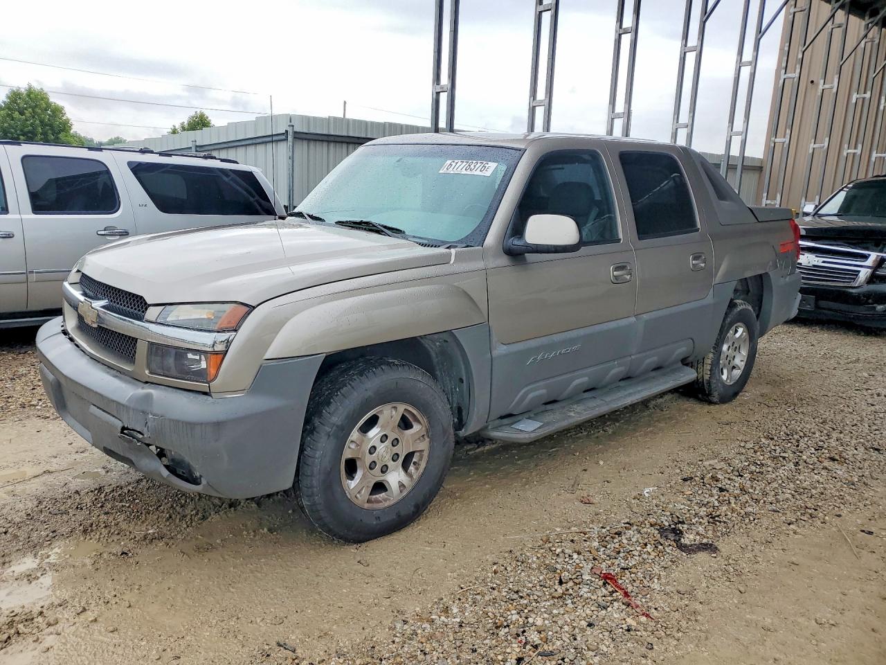 2002 Chevrolet Avalanche, VIN 3GNEK13T92G131056 — Side
