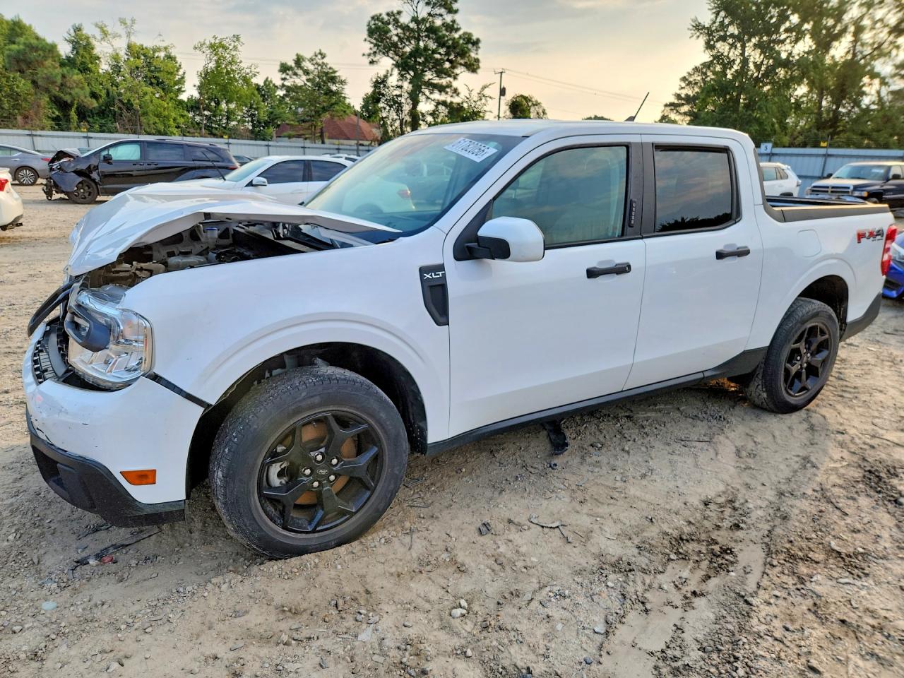 2022 Ford Maverick XLT, VIN 3FTTW8F91NRA10205 — Front end
