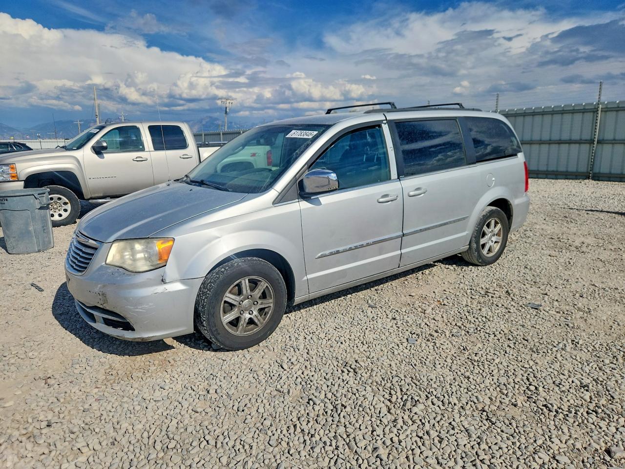 2012 Chrysler Town & Country Touring L, VIN 2C4RC1CG5CR124238 — Мелкие вмятины и царапины