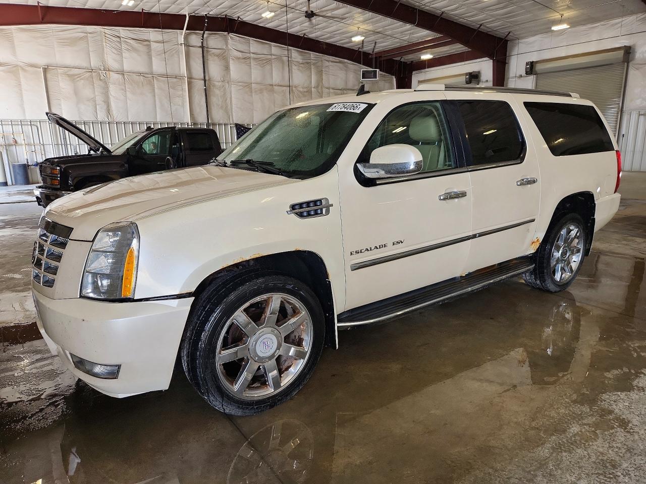 2013 Cadillac Escalade ESV Luxury, VIN 1GYS4HEF9DR102000 — Град
