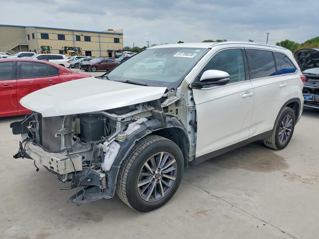 2019 Toyota Highlander XLE, VIN 5TDKZRFH1KS567625 — Front end