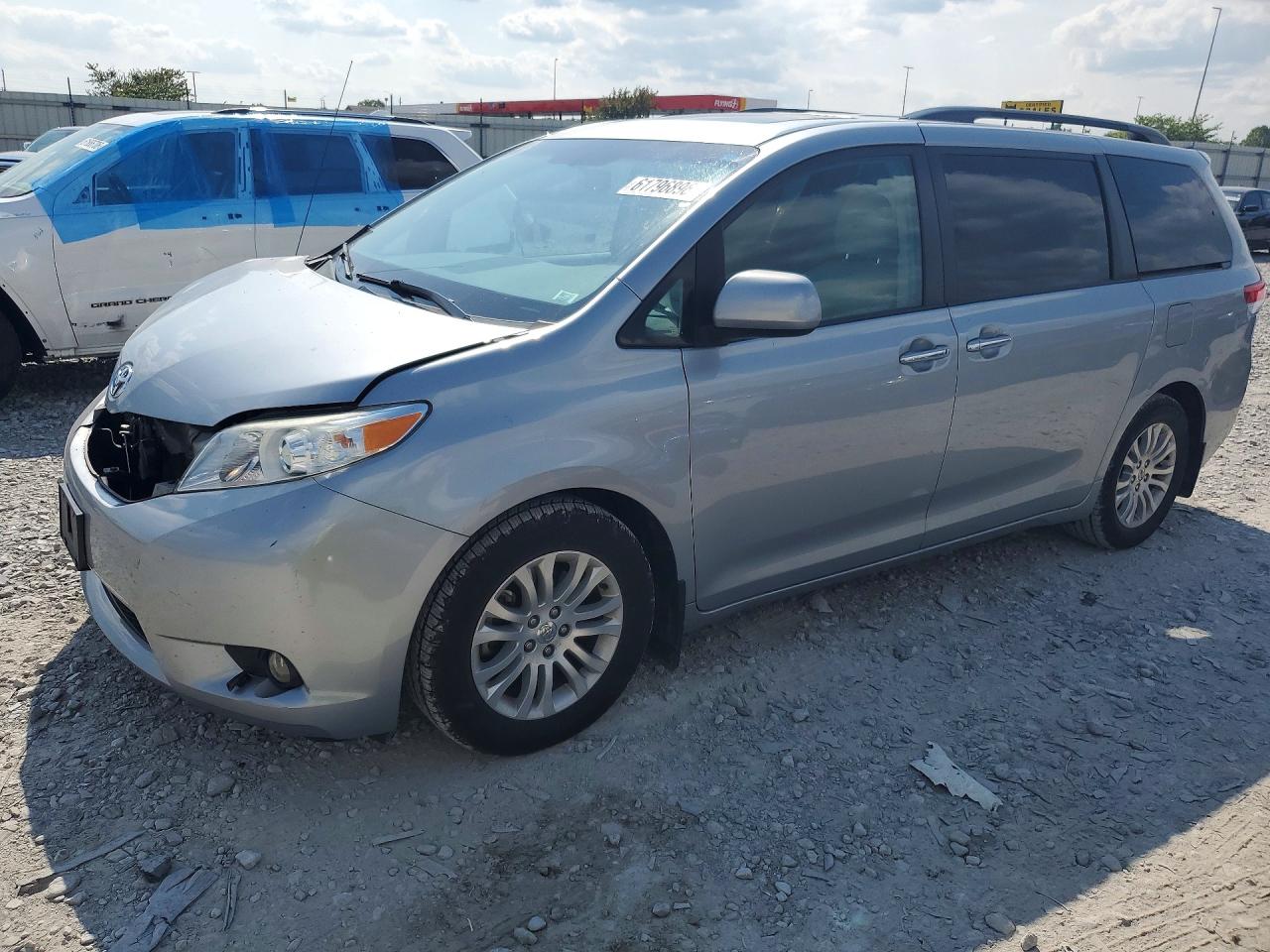 2014 Toyota Sienna XLE, VIN 5TDYK3DC5ES523036 — Front end