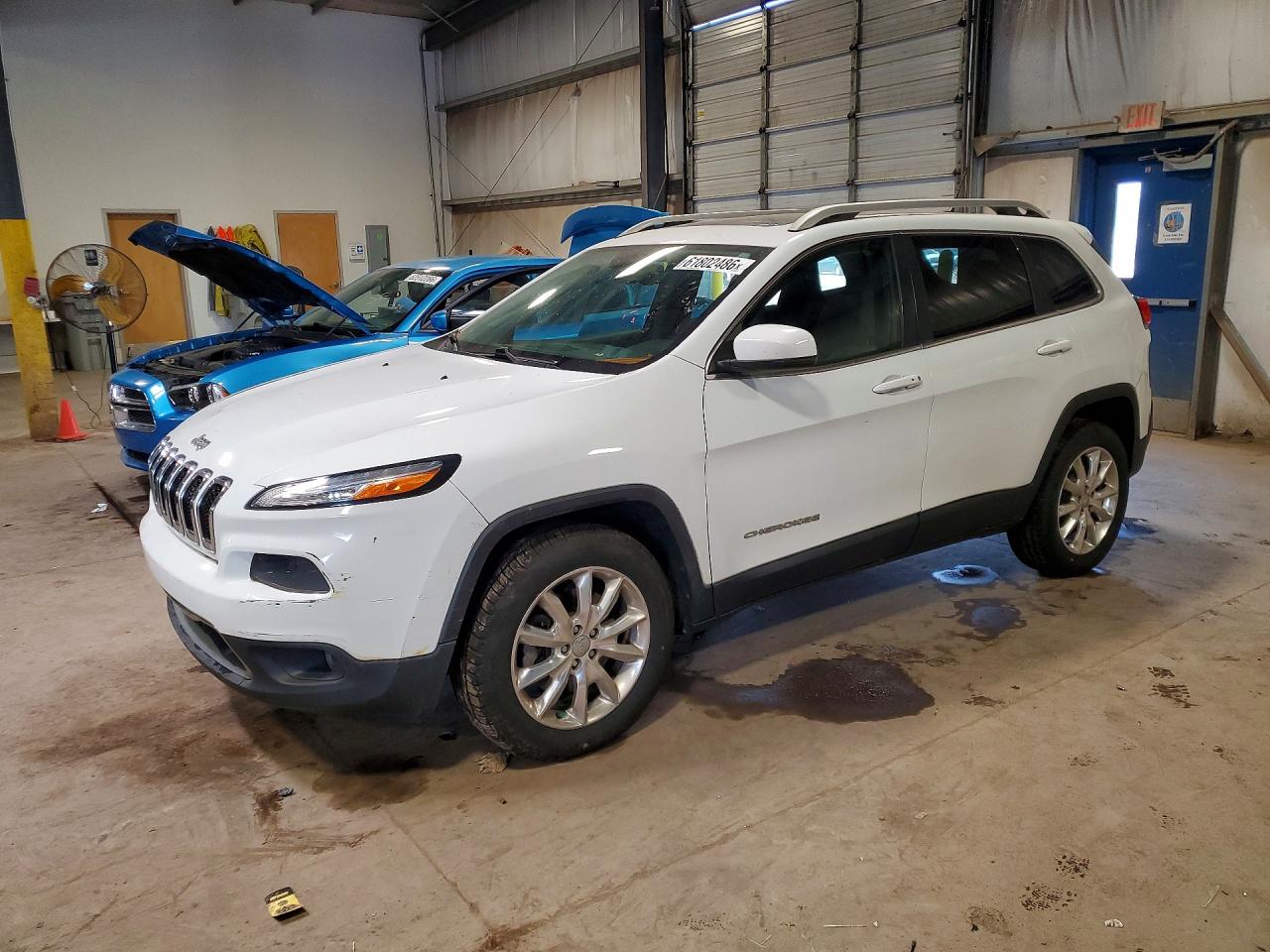 2015 Jeep Cherokee Limited, VIN 1C4PJMDS7FW551675 — Перед