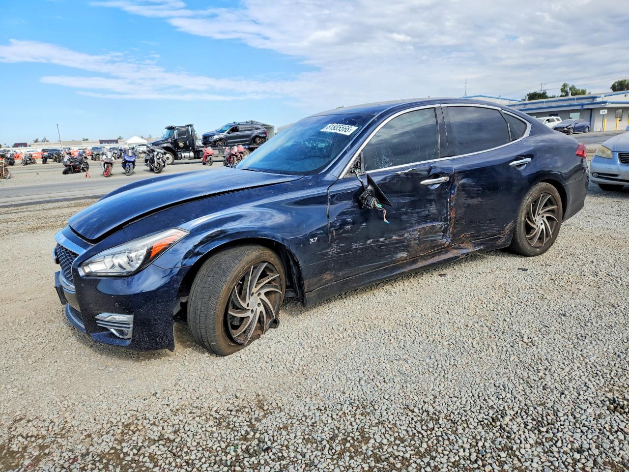2018 Infiniti Q70 Luxe, VIN JN1BY1AP2JM180257 — Side