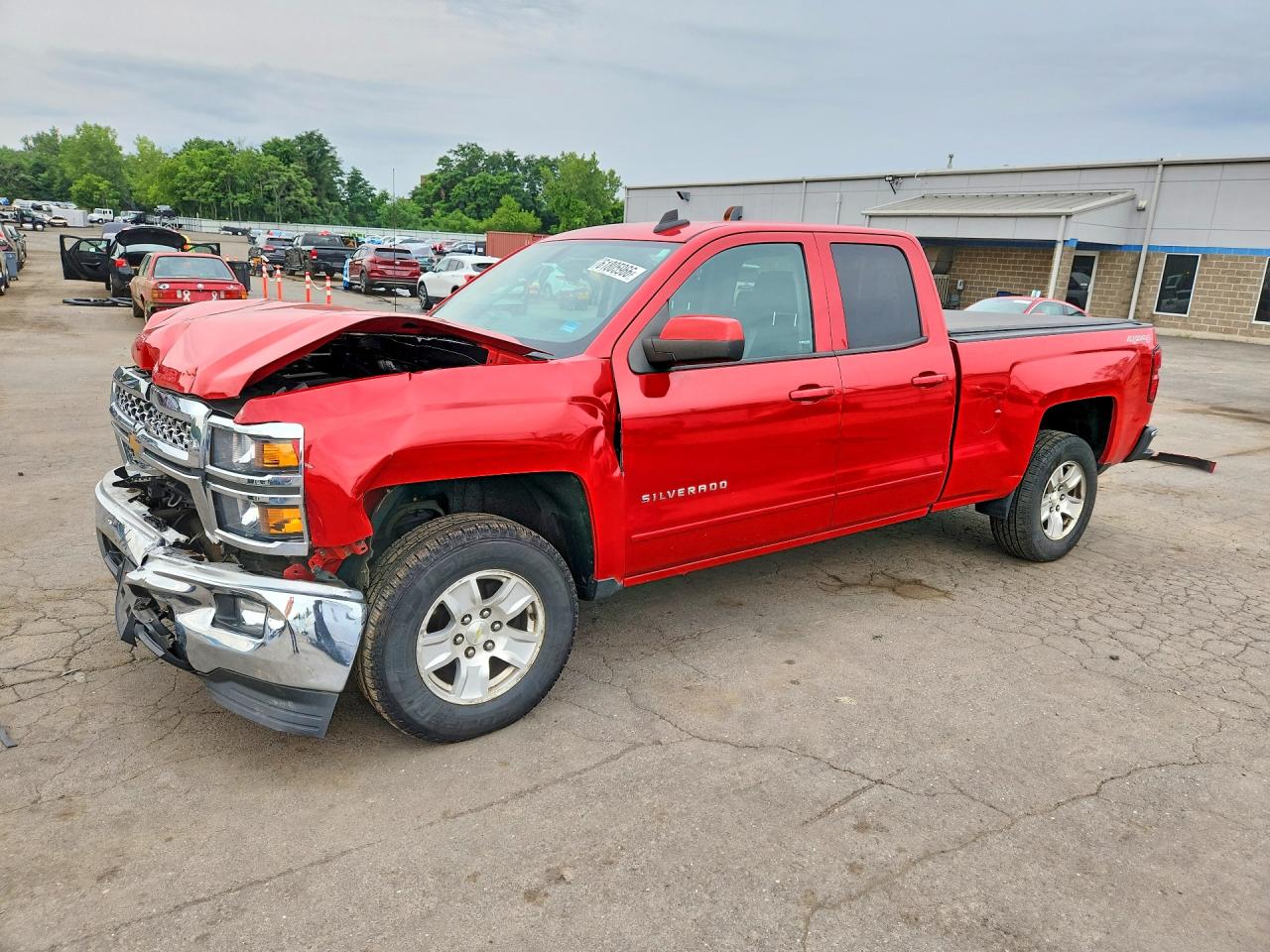 2015 Chevrolet Silverado 1500 LT, VIN 1GCVKREHXFZ146560 — Front end