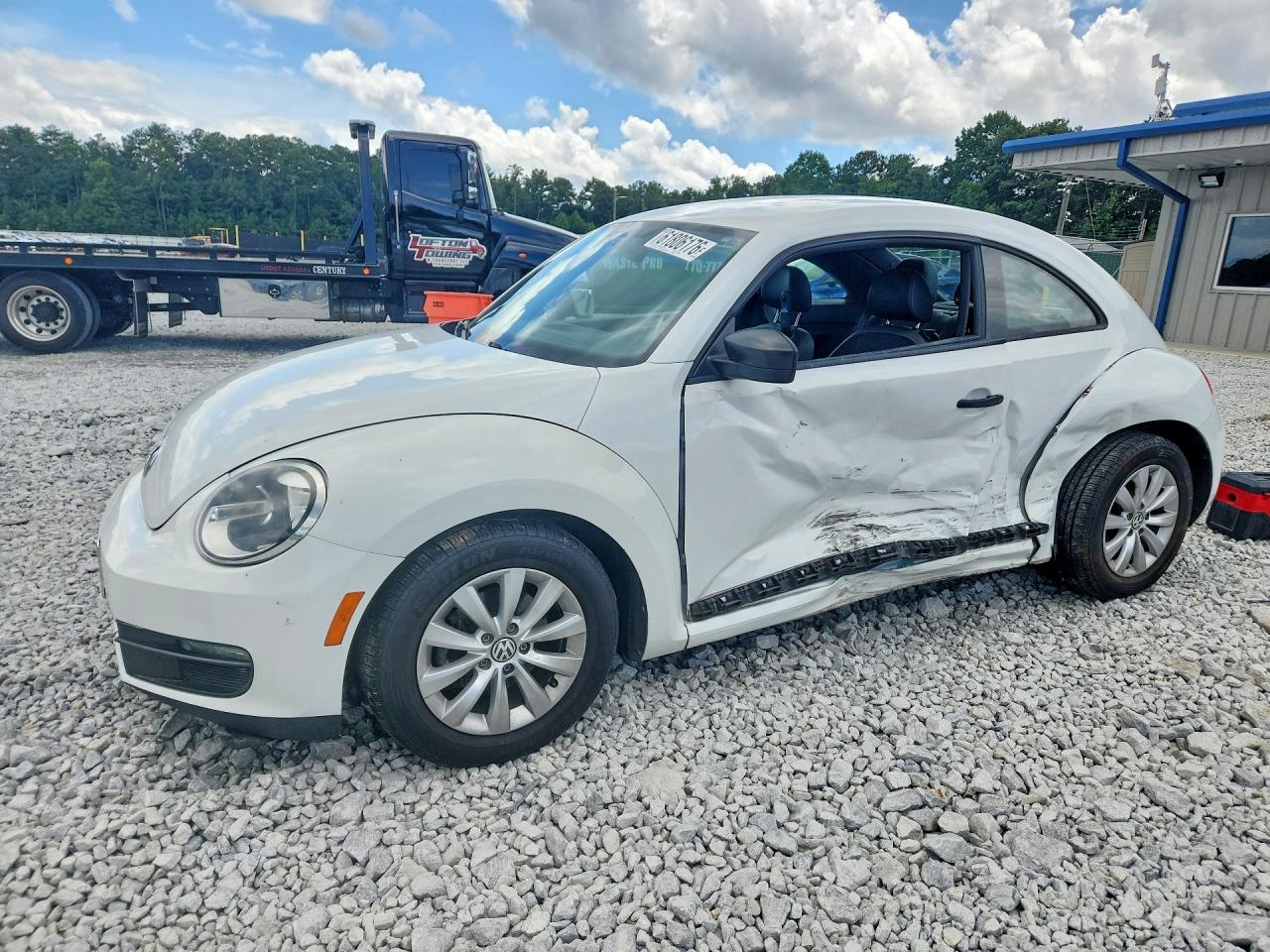 2015 Volkswagen Beetle 1.8T, VIN 3VWF17AT8FM648410 — Side