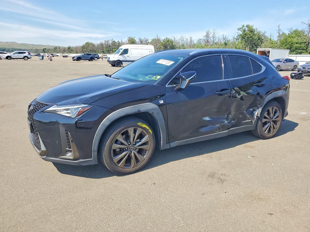 2020 Lexus UX 250h F Sport, VIN JTHR9JBH8L2025743 — Бок