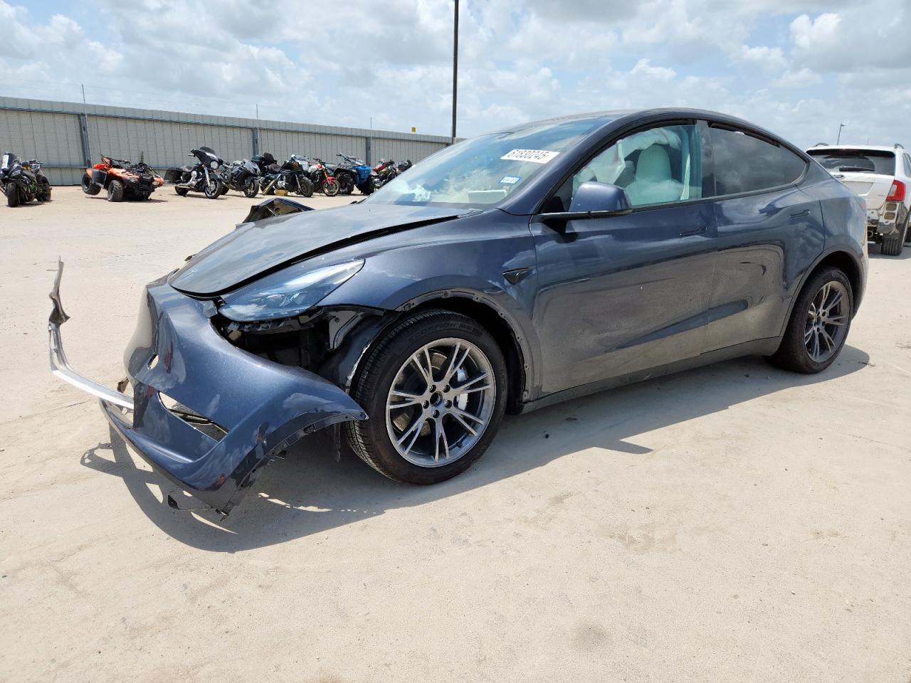 2024 Tesla Model Y, VIN 7SAYGDED6RA333920 — Фото с аукциона 1 of 14