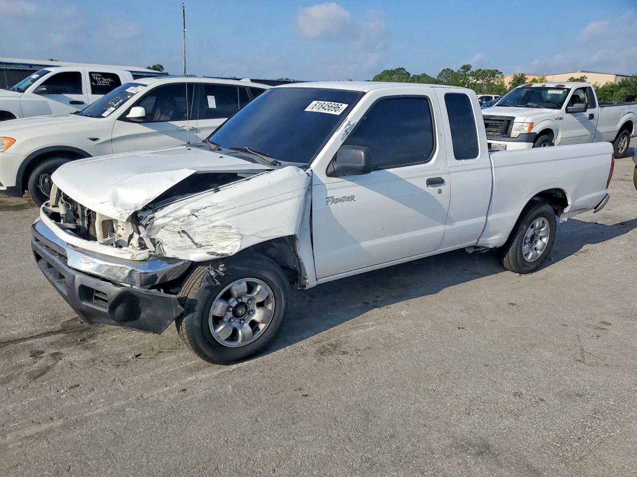 2000 Nissan Frontier XE, VIN 1N6DD26S0YC301465 — Front end