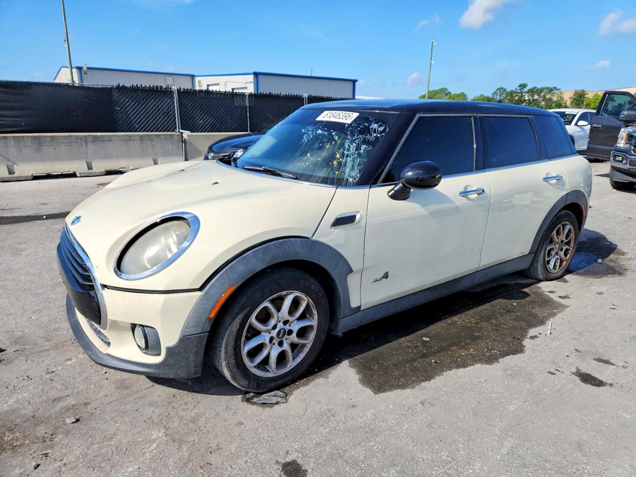 2017 MINI Clubman Cooper, VIN WMWLU1C33H2F28807 — Перед
