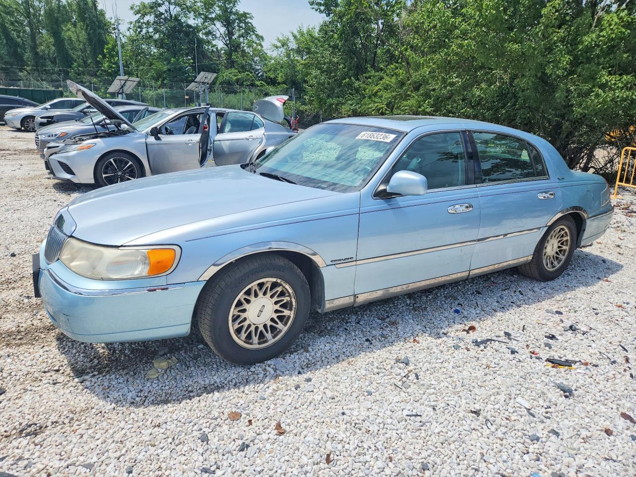 1998 Lincoln Town Car Signature, VIN 1LNFM82W4WY724214 — Front end